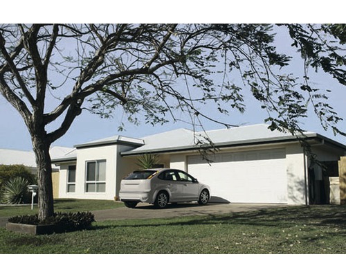 Rodinný dom s garážou a autom na predzáhradke