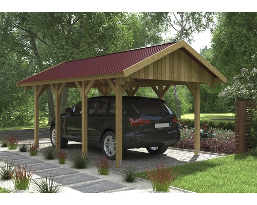 Drevený prístrešok pre auto s červenou strechou a zaparkovaným autom pod ním.
