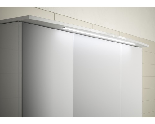 Detail kúpeľňovej skrinky s integrovaným osvetlením