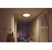 Scéna s okrúhlym stropným svietidlom v chodbe