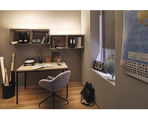 Pracovňa so stolom, stoličkou, nástennými policami z drevených debien a dekorácií