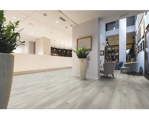 Svetlá miestnosť s podlahou so vzhľadom dreva, recepciou a posedením