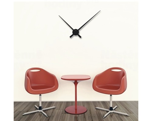 Scéna s nástennými hodinami, dvoma stoličkami a malým stolíkom pre dizajn izby