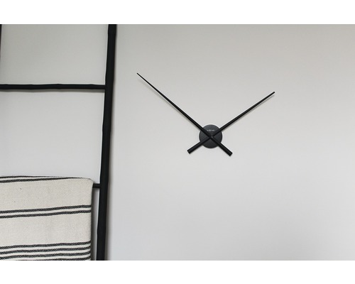 Nástenné hodiny s ukazovateľom času na stene