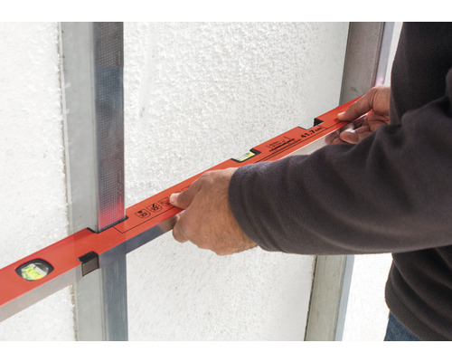 Remeselník s vodováhou na kovovom profile