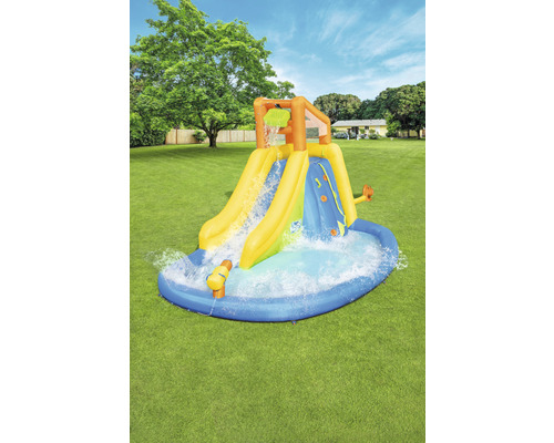 Nafukovacia vodná šmýkačka s lezeckou stenou a detským bazénom v záhrade