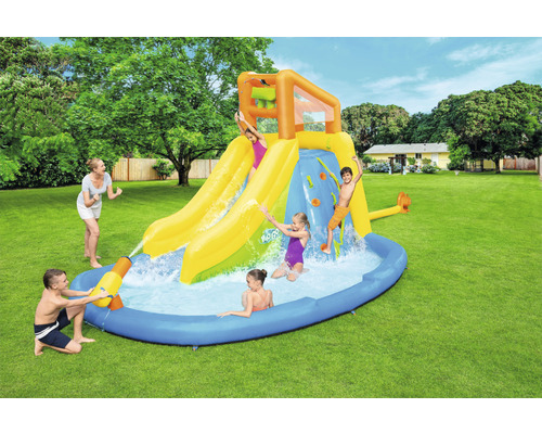 Nafukovací aquapark so šmýkačkami, horolezeckou stenou a detským bazénom v záhrade s hrajúcimi sa deťmi.