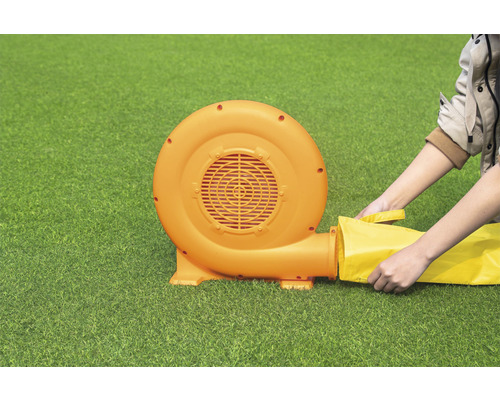 Fúkač na nafukovanie skákacieho hradu na trávniku