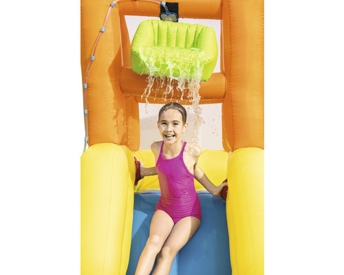 Dieťa na nafukovacej vodnej šmýkačke