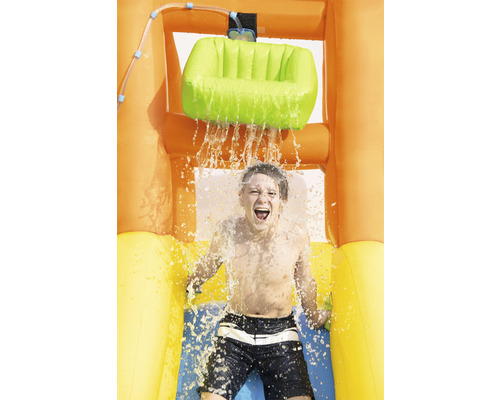 Chlapec na vodnej šmýkačke so sprchou