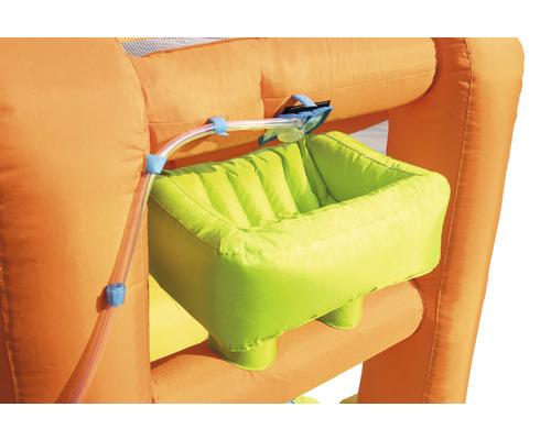 Detailný záber nafukovacieho herného centra s toboganom a detským bazénom