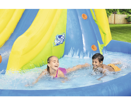 Nafukovací šmykľavka s deťmi v bazéne