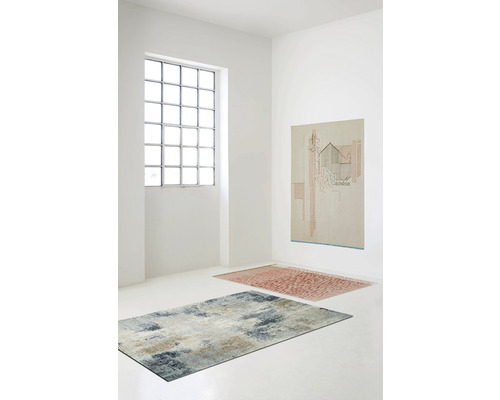 Svetlá miestnosť s dvoma kobercami a obrazom na stene.