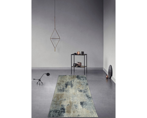 Moderný koberec vo svetlej miestnosti s minimalistickým zariadením