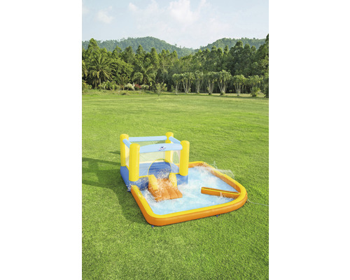 Nafukovací detský bazén so šmýkačkou a vodným postrekovačom na zelenom trávniku.