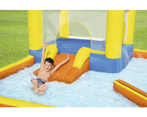 Nafukovacia šmýkačka s bazénom a dieťaťom na šmýkačke.