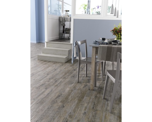 Svetlá jedáleň s drevenou podlahou a jedálenským stolom