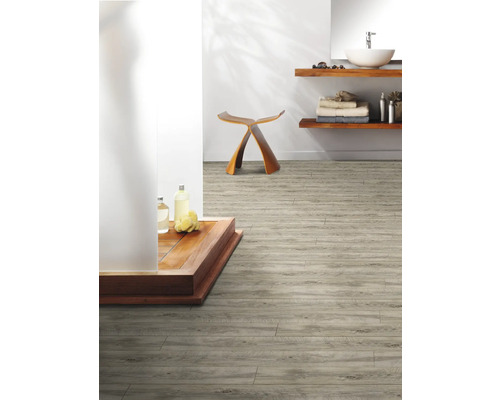 Kúpeľňa s drevenou podlahou, drevenou stoličkou a umývadlom