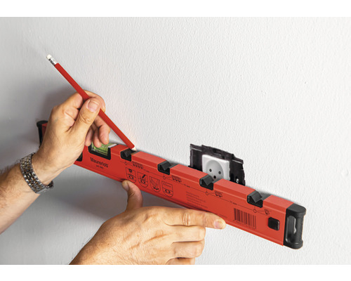 Vodováha sa používa na vytvorenie značky na stene so zásuvkou.