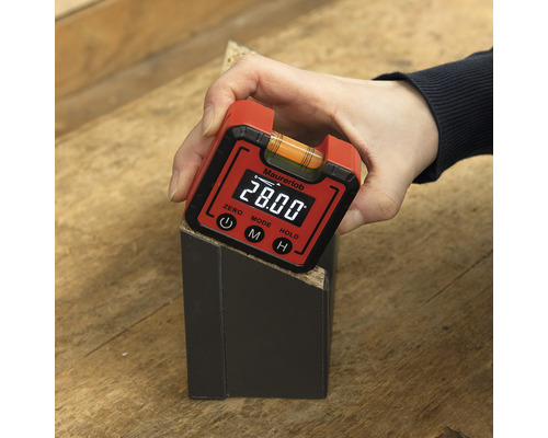 Digitálny uhlomer Maurerlob sa používa na meranie uhla na obrobku.