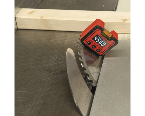 Digitálna vodováha meria uhol na pílovom kotúči.