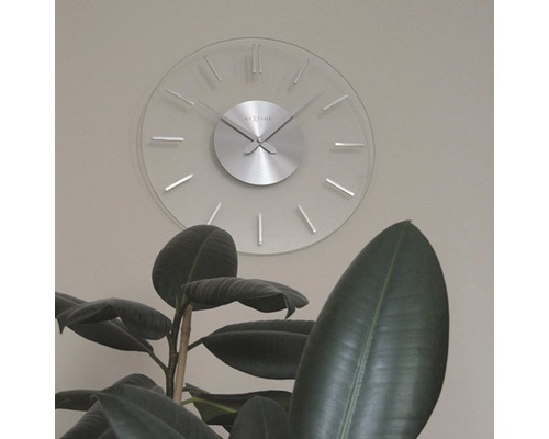 Nástenné hodiny zo skla a kovu s hodinovými značkami a ručičkami