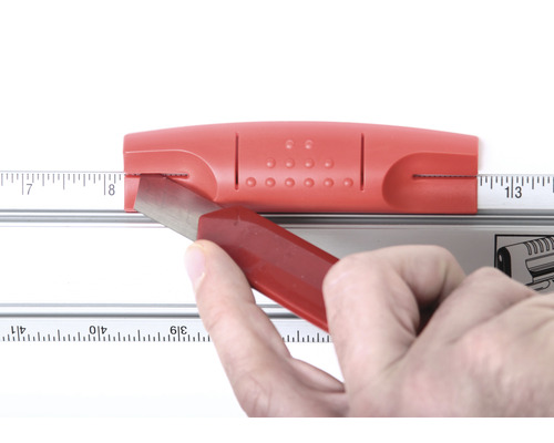 Rezačka reže materiál pomocou rezacej prípravy