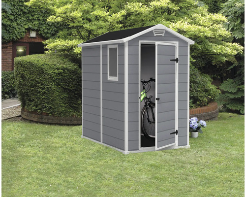 Záhradná búda s otvorenými dverami a bicyklom v záhrade