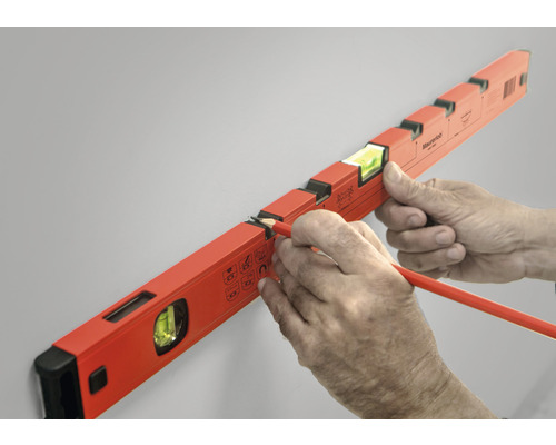 Vodováha je zarovnaná ceruzkou na stene.