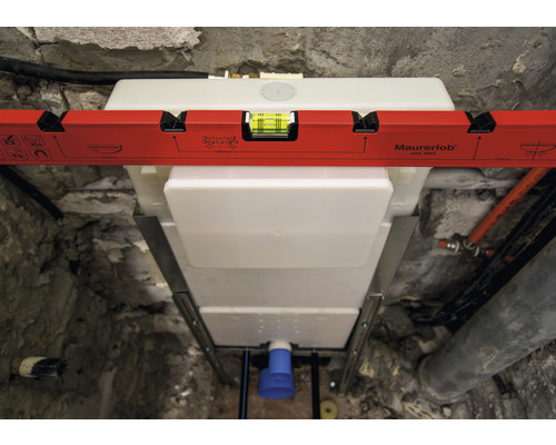 Predstenový inštalačný prvok pre WC vyrovnaný vodováhou.