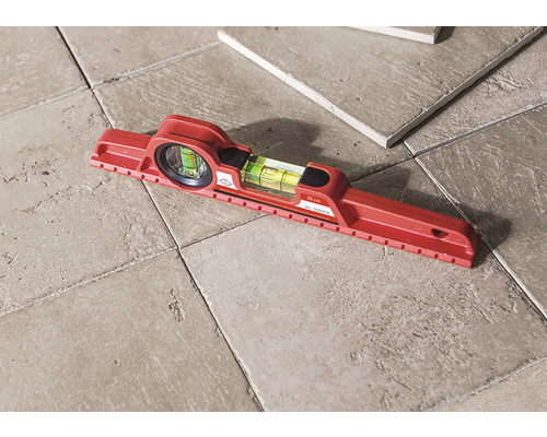 Vodováha na dlaždiciach