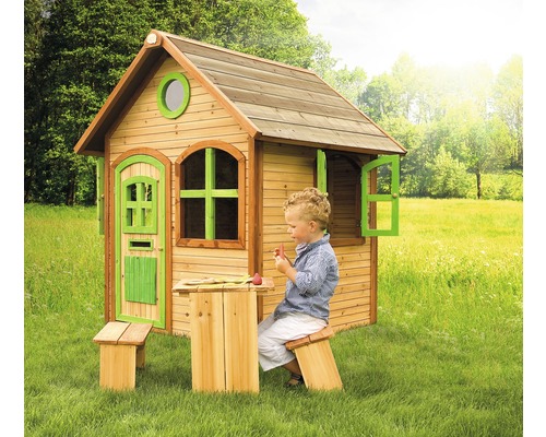 Drevený hrací domček so stolom a stoličkou v záhrade