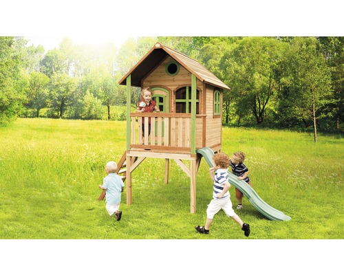 Drevený hrací domček so šmýkačkou a hrajúcimi sa deťmi v záhrade