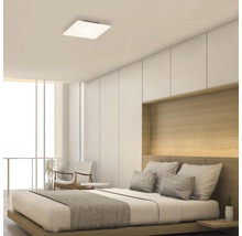 Spálňa so štvorcovým stropným svietidlom