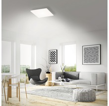 Moderná obývacia izba so štvorcovým stropným svietidlom a minimalistickým zariadením