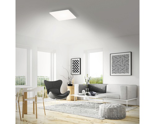 Moderná obývacia izba so štvorcovým stropným svietidlom a minimalistickým zariadením