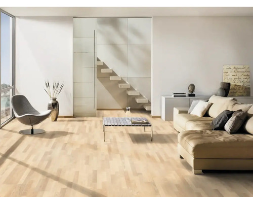 Svetlá obývacia izba s parketovou podlahou, pohovkou, kreslom a schodiskom