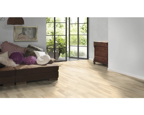 Svetlá miestnosť s drevenou podlahou, pohovkou a komodou