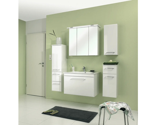 Moderná kúpeľňa s bielym kúpeľňovým nábytkom a zrkadlovou závesnou skrinkou.