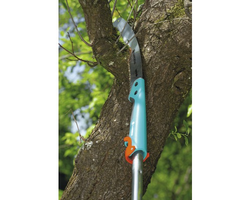 Pílka na konáre reže konár stromu.