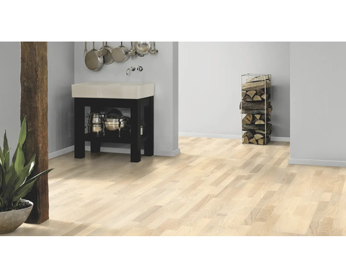 Svetlá drevená podlaha v izbe s kuchynskými potrebami a palivovým drevom