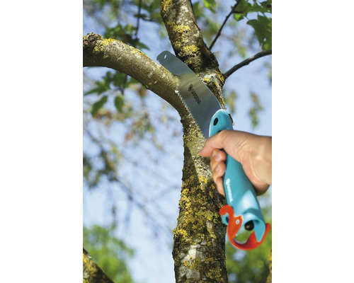 Osoba reže konár ručnou pílou Gardena