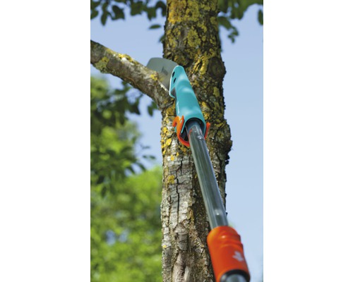 Píla na konáre pri rezaní konára.