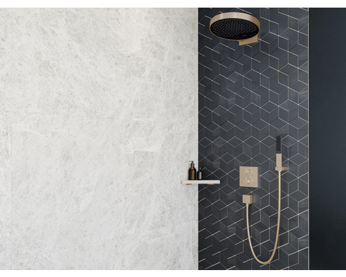 Kúpeľňa s hlavovou sprchou, ručnou sprchou, policou a obkladmi