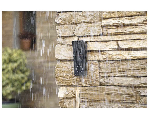 Na kamennej stene je za dažďa pripevnený zvonček.