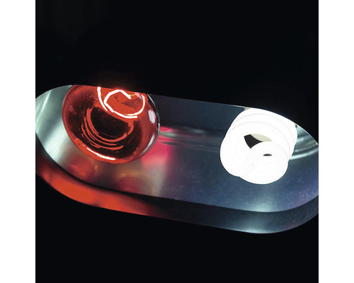 Infračervená lampa a úsporná žiarovka v jednej lampe