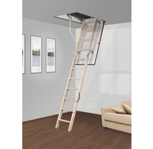 Rozložené drevené podkrovné schody v obývacej izbe.