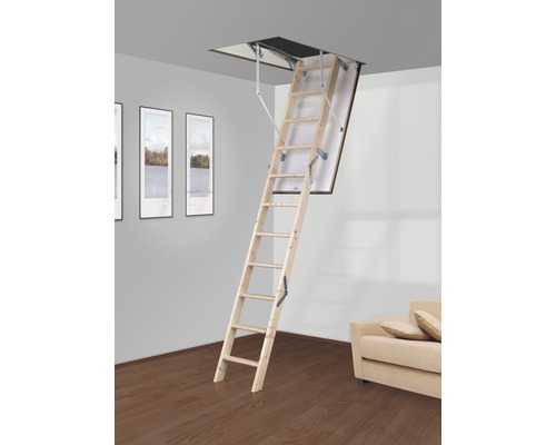 Rozložené drevené podkrovné schody v obývacej izbe.