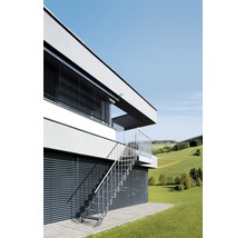 Moderný dom s vonkajšími žalúziami a kovovým schodiskom