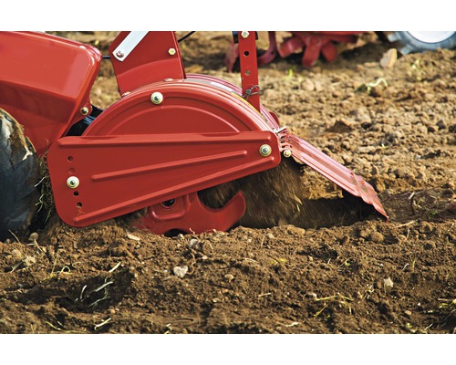 Záhradný kultivátor pri práci na pôde